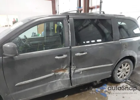 2015 Chrysler Town & Country Touring z USA, uszkodzony, nr VIN 2C4RC1BGXFR596893